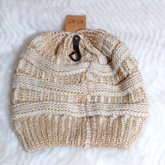 C&c Womans  Gold & White‎ Beanie Hat NWT - Picture 1 of 4